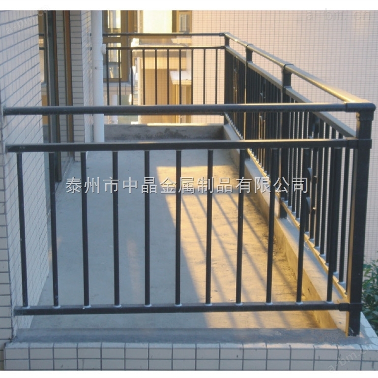 锌钢围墙护栏厂家，锌钢阳台护栏不易生锈原理值得你了解