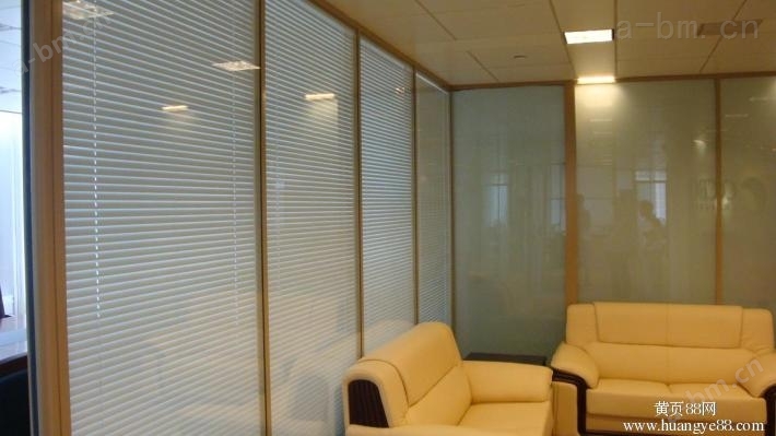 兆拓建材专业生产与安装玻璃隔断、办公双波百叶隔断墙