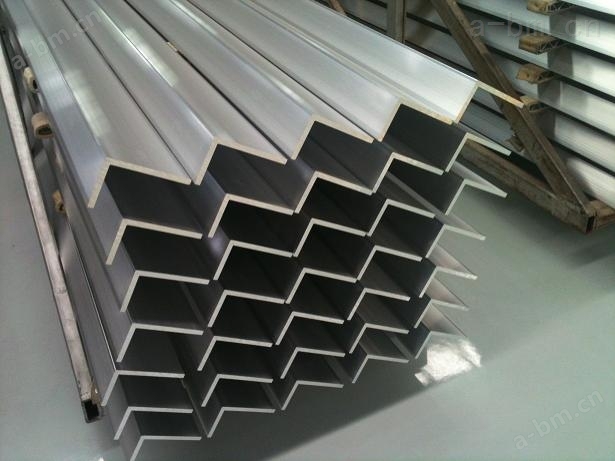 江阴鼎杰专业生产各种规格角铝，常年优惠供应各种角铝，角件，切割精度高